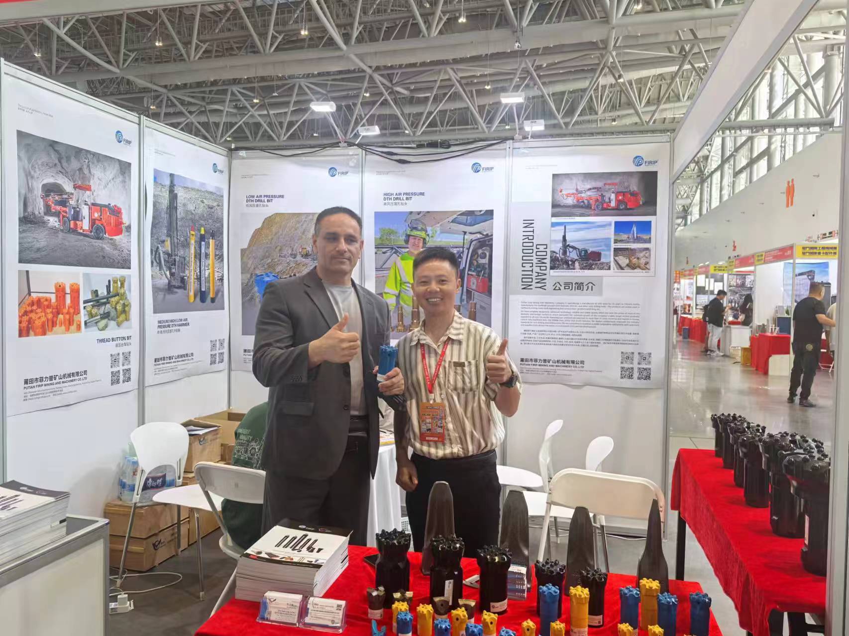 波兰客户参观firip展位